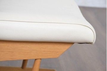 ジャンク品　中古　飛騨産業　キツツキ　カヤ(KAYA)シリーズ　オーク材　合皮　上質で落ち着いた雰囲気が魅力的なアームレスチェア　定価約10万円相当　(R-084353)