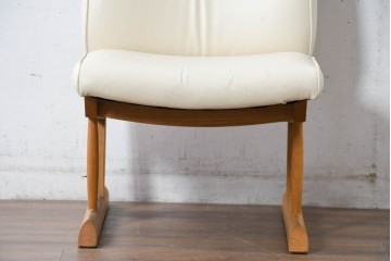 ジャンク品　中古　飛騨産業　キツツキ　カヤ(KAYA)シリーズ　オーク材　合皮　上質で落ち着いた雰囲気が魅力的なアームレスチェア　定価約10万円相当　(R-084353)