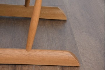 ジャンク品　中古　飛騨産業　キツツキ　カヤ(KAYA)シリーズ　オーク材　合皮　上質で落ち着いた雰囲気が魅力的なアームレスチェア　定価約10万円相当　(R-084353)