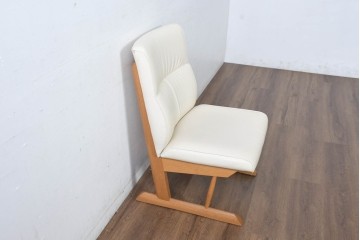 ジャンク品　中古　飛騨産業　キツツキ　カヤ(KAYA)シリーズ　オーク材　合皮　上質で落ち着いた雰囲気が魅力的なアームレスチェア　定価約10万円相当　(R-084353)