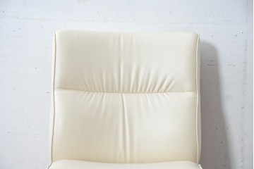 ジャンク品　中古　飛騨産業　キツツキ　カヤ(KAYA)シリーズ　オーク材　合皮　上質で落ち着いた雰囲気が魅力的なアームレスチェア　定価約10万円相当　(R-084353)