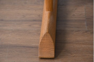 ジャンク品　中古　飛騨産業　キツツキ　カヤ(KAYA)シリーズ　オーク材　合皮　上質で落ち着いた雰囲気が魅力的なアームレスチェア　定価約10万円相当　(R-084353)