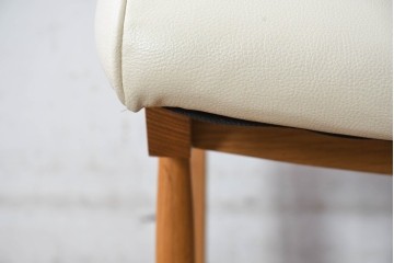 ジャンク品　中古　飛騨産業　キツツキ　カヤ(KAYA)シリーズ　オーク材　合皮　上質で落ち着いた雰囲気が魅力的なアームレスチェア　定価約10万円相当　(R-084353)