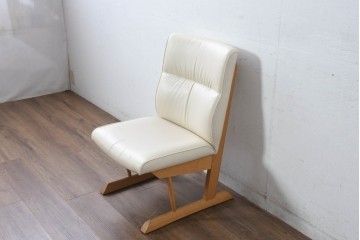 ジャンク品　中古　飛騨産業　キツツキ　カヤ(KAYA)シリーズ　オーク材　合皮　上質で落ち着いた雰囲気が魅力的なアームレスチェア　定価約10万円相当　(R-084353)