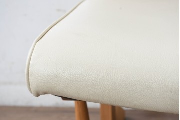 ジャンク品　中古　飛騨産業　キツツキ　カヤ(KAYA)シリーズ　オーク材　合皮　上質で落ち着いた雰囲気が魅力的なアームレスチェア　定価約10万円相当　(R-084353)