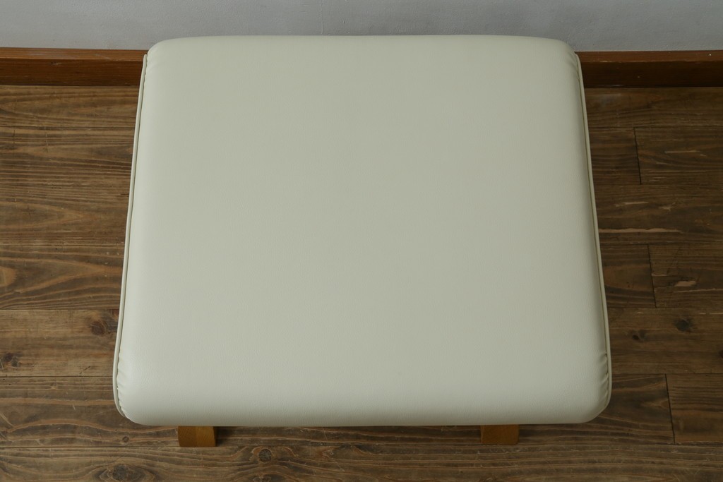 中古　美品　飛騨産業　キツツキ　カヤ(KAYA)シリーズ　オーク材　合皮　上質で落ち着いた雰囲気が魅力的なオットマン　定価約5万円　(R-084354)