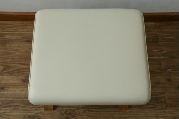 中古　美品　飛騨産業　キツツキ　カヤ(KAYA)シリーズ　オーク材　合皮　上質で落ち着いた雰囲気が魅力的なオットマン　定価約5万円　(R-084354)
