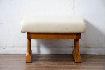 中古　美品　飛騨産業　キツツキ　カヤ(KAYA)シリーズ　オーク材　合皮　上質で落ち着いた雰囲気が魅力的なオットマン(椅子、イス、スツール)(定価約5万円)(R-084354)