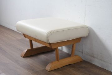 中古　美品　飛騨産業　キツツキ　カヤ(KAYA)シリーズ　オーク材　合皮　上質で落ち着いた雰囲気が魅力的なオットマン(椅子、イス、スツール)(定価約5万円)(R-084354)