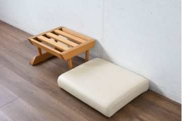 中古　美品　飛騨産業　キツツキ　カヤ(KAYA)シリーズ　オーク材　合皮　上質で落ち着いた雰囲気が魅力的なオットマン(椅子、イス、スツール)(定価約5万円)(R-084354)