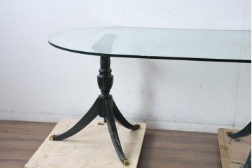 中古　イタリア高級輸入家具　サァラ麻布取り扱い　希少なデザイン　クラシカルな深緑色の脚とガラス天板がおしゃれなダイニングテーブル(4人掛け、6人掛け、ガラステーブル、ラウンドテーブル、丸テーブル、オーバルテーブル、食卓)(定価約70万円)(R-084355)