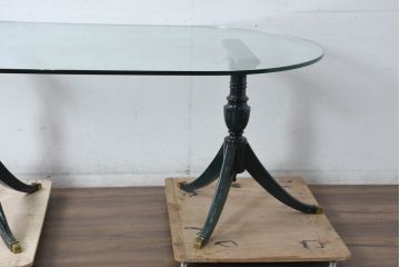 中古　イタリア高級輸入家具　サァラ麻布取り扱い　希少なデザイン　クラシカルな深緑色の脚とガラス天板がおしゃれなダイニングテーブル(4人掛け、6人掛け、ガラステーブル、ラウンドテーブル、丸テーブル、オーバルテーブル、食卓)(定価約70万円)(R-084355)