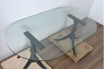 中古　イタリア高級輸入家具　サァラ麻布取り扱い　希少なデザイン　クラシカルな深緑色の脚とガラス天板がおしゃれなダイニングテーブル(4人掛け、6人掛け、ガラステーブル、ラウンドテーブル、丸テーブル、オーバルテーブル、食卓)(定価約70万円)(R-084355)