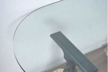 中古　イタリア高級輸入家具　サァラ麻布取り扱い　希少なデザイン　クラシカルな深緑色の脚とガラス天板がおしゃれなダイニングテーブル(4人掛け、6人掛け、ガラステーブル、ラウンドテーブル、丸テーブル、オーバルテーブル、食卓)(定価約70万円)(R-084355)
