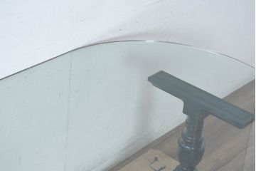 中古　イタリア高級輸入家具　サァラ麻布取り扱い　希少なデザイン　クラシカルな深緑色の脚とガラス天板がおしゃれなダイニングテーブル(4人掛け、6人掛け、ガラステーブル、ラウンドテーブル、丸テーブル、オーバルテーブル、食卓)(定価約70万円)(R-084355)