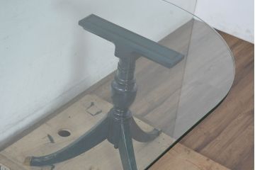 中古　イタリア高級輸入家具　サァラ麻布取り扱い　希少なデザイン　クラシカルな深緑色の脚とガラス天板がおしゃれなダイニングテーブル(4人掛け、6人掛け、ガラステーブル、ラウンドテーブル、丸テーブル、オーバルテーブル、食卓)(定価約70万円)(R-084355)