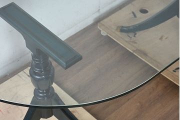 中古　イタリア高級輸入家具　サァラ麻布取り扱い　希少なデザイン　クラシカルな深緑色の脚とガラス天板がおしゃれなダイニングテーブル(4人掛け、6人掛け、ガラステーブル、ラウンドテーブル、丸テーブル、オーバルテーブル、食卓)(定価約70万円)(R-084355)