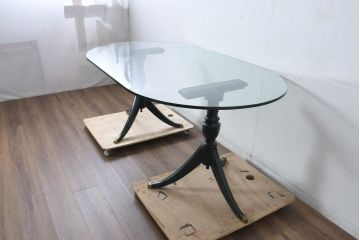 中古　イタリア高級輸入家具　サァラ麻布取り扱い　希少なデザイン　クラシカルな深緑色の脚とガラス天板がおしゃれなダイニングテーブル(4人掛け、6人掛け、ガラステーブル、ラウンドテーブル、丸テーブル、オーバルテーブル、食卓)(定価約70万円)(R-084355)