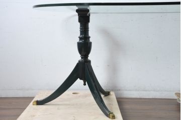 中古　イタリア高級輸入家具　サァラ麻布取り扱い　希少なデザイン　クラシカルな深緑色の脚とガラス天板がおしゃれなダイニングテーブル(4人掛け、6人掛け、ガラステーブル、ラウンドテーブル、丸テーブル、オーバルテーブル、食卓)(定価約70万円)(R-084355)