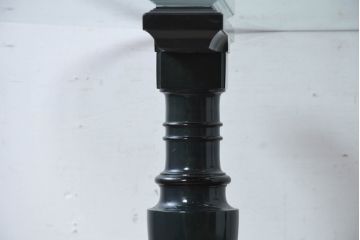 中古　イタリア高級輸入家具　サァラ麻布取り扱い　希少なデザイン　クラシカルな深緑色の脚とガラス天板がおしゃれなダイニングテーブル(4人掛け、6人掛け、ガラステーブル、ラウンドテーブル、丸テーブル、オーバルテーブル、食卓)(定価約70万円)(R-084355)
