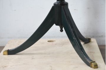 中古　イタリア高級輸入家具　サァラ麻布取り扱い　希少なデザイン　クラシカルな深緑色の脚とガラス天板がおしゃれなダイニングテーブル(4人掛け、6人掛け、ガラステーブル、ラウンドテーブル、丸テーブル、オーバルテーブル、食卓)(定価約70万円)(R-084355)