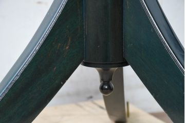 中古　イタリア高級輸入家具　サァラ麻布取り扱い　希少なデザイン　クラシカルな深緑色の脚とガラス天板がおしゃれなダイニングテーブル(4人掛け、6人掛け、ガラステーブル、ラウンドテーブル、丸テーブル、オーバルテーブル、食卓)(定価約70万円)(R-084355)