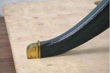 中古　イタリア高級輸入家具　サァラ麻布取り扱い　希少なデザイン　クラシカルな深緑色の脚とガラス天板がおしゃれなダイニングテーブル(4人掛け、6人掛け、ガラステーブル、ラウンドテーブル、丸テーブル、オーバルテーブル、食卓)(定価約70万円)(R-084355)