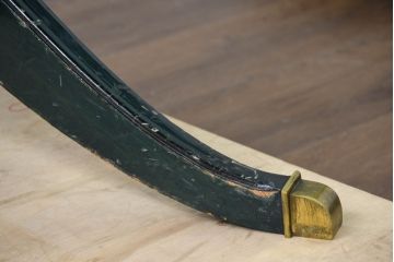 中古　イタリア高級輸入家具　サァラ麻布取り扱い　希少なデザイン　クラシカルな深緑色の脚とガラス天板がおしゃれなダイニングテーブル(4人掛け、6人掛け、ガラステーブル、ラウンドテーブル、丸テーブル、オーバルテーブル、食卓)(定価約70万円)(R-084355)