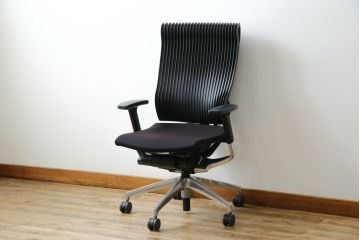 中古　イトーキ(ITOKI)　アルミミラー仕上げ　エラストマーバック　スピーナチェア(Spina)　高級感と快適性を兼ね備えたオフィスチェア(アームチェア、デスクチェア、回転チェア、椅子、イス)(定価約25万円)(R-084360)