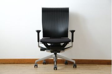 中古　イトーキ(ITOKI)　アルミミラー仕上げ　エラストマーバック　スピーナチェア(Spina)　高級感と快適性を兼ね備えたオフィスチェア(アームチェア、デスクチェア、回転チェア、椅子、イス)(定価約25万円)(R-084360)