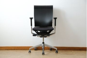 中古　イトーキ(ITOKI)　アルミミラー仕上げ　エラストマーバック　スピーナチェア(Spina)　高級感と快適性を兼ね備えたオフィスチェア(アームチェア、デスクチェア、回転チェア、椅子、イス)(定価約25万円)(R-084360)