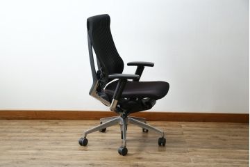 中古　イトーキ(ITOKI)　アルミミラー仕上げ　エラストマーバック　スピーナチェア(Spina)　高級感と快適性を兼ね備えたオフィスチェア(アームチェア、デスクチェア、回転チェア、椅子、イス)(定価約25万円)(R-084360)