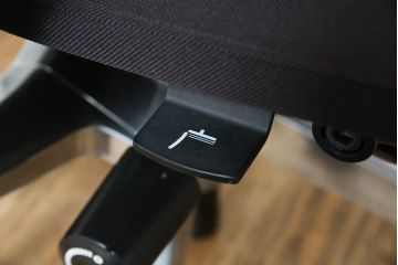 中古　イトーキ(ITOKI)　アルミミラー仕上げ　エラストマーバック　スピーナチェア(Spina)　高級感と快適性を兼ね備えたオフィスチェア(アームチェア、デスクチェア、回転チェア、椅子、イス)(定価約25万円)(R-084360)