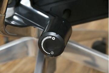 中古　イトーキ(ITOKI)　アルミミラー仕上げ　エラストマーバック　スピーナチェア(Spina)　高級感と快適性を兼ね備えたオフィスチェア(アームチェア、デスクチェア、回転チェア、椅子、イス)(定価約25万円)(R-084360)