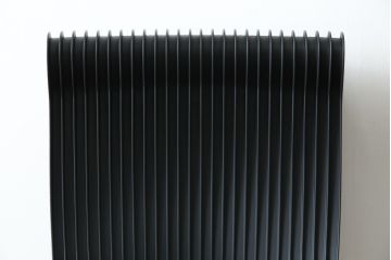 中古　イトーキ(ITOKI)　アルミミラー仕上げ　エラストマーバック　スピーナチェア(Spina)　高級感と快適性を兼ね備えたオフィスチェア(アームチェア、デスクチェア、回転チェア、椅子、イス)(定価約25万円)(R-084360)