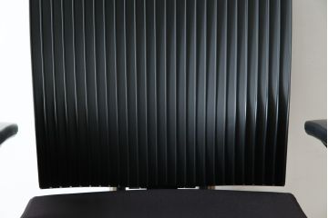 中古　イトーキ(ITOKI)　アルミミラー仕上げ　エラストマーバック　スピーナチェア(Spina)　高級感と快適性を兼ね備えたオフィスチェア(アームチェア、デスクチェア、回転チェア、椅子、イス)(定価約25万円)(R-084360)