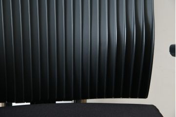 中古　イトーキ(ITOKI)　アルミミラー仕上げ　エラストマーバック　スピーナチェア(Spina)　高級感と快適性を兼ね備えたオフィスチェア(アームチェア、デスクチェア、回転チェア、椅子、イス)(定価約25万円)(R-084360)