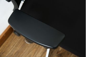 中古　イトーキ(ITOKI)　アルミミラー仕上げ　エラストマーバック　スピーナチェア(Spina)　高級感と快適性を兼ね備えたオフィスチェア(アームチェア、デスクチェア、回転チェア、椅子、イス)(定価約25万円)(R-084360)