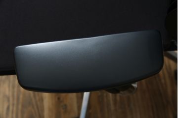 中古　イトーキ(ITOKI)　アルミミラー仕上げ　エラストマーバック　スピーナチェア(Spina)　高級感と快適性を兼ね備えたオフィスチェア(アームチェア、デスクチェア、回転チェア、椅子、イス)(定価約25万円)(R-084360)