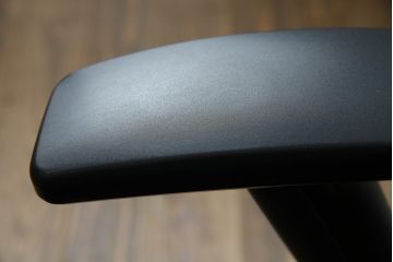 中古　イトーキ(ITOKI)　アルミミラー仕上げ　エラストマーバック　スピーナチェア(Spina)　高級感と快適性を兼ね備えたオフィスチェア(アームチェア、デスクチェア、回転チェア、椅子、イス)(定価約25万円)(R-084360)