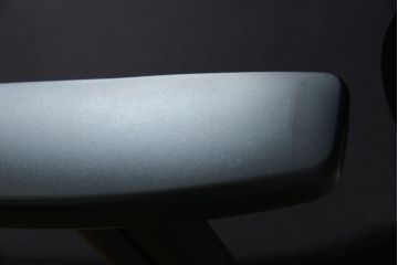 中古　イトーキ(ITOKI)　アルミミラー仕上げ　エラストマーバック　スピーナチェア(Spina)　高級感と快適性を兼ね備えたオフィスチェア(アームチェア、デスクチェア、回転チェア、椅子、イス)(定価約25万円)(R-084360)