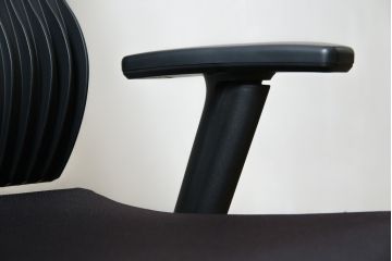 中古　イトーキ(ITOKI)　アルミミラー仕上げ　エラストマーバック　スピーナチェア(Spina)　高級感と快適性を兼ね備えたオフィスチェア(アームチェア、デスクチェア、回転チェア、椅子、イス)(定価約25万円)(R-084360)