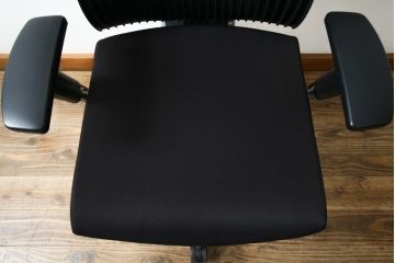 中古　イトーキ(ITOKI)　アルミミラー仕上げ　エラストマーバック　スピーナチェア(Spina)　高級感と快適性を兼ね備えたオフィスチェア(アームチェア、デスクチェア、回転チェア、椅子、イス)(定価約25万円)(R-084360)