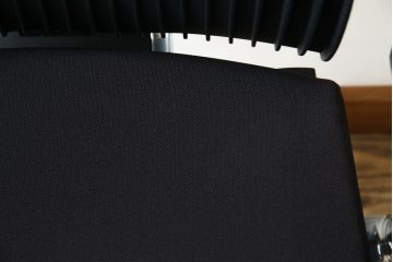 中古　イトーキ(ITOKI)　アルミミラー仕上げ　エラストマーバック　スピーナチェア(Spina)　高級感と快適性を兼ね備えたオフィスチェア(アームチェア、デスクチェア、回転チェア、椅子、イス)(定価約25万円)(R-084360)