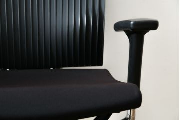 中古　イトーキ(ITOKI)　アルミミラー仕上げ　エラストマーバック　スピーナチェア(Spina)　高級感と快適性を兼ね備えたオフィスチェア(アームチェア、デスクチェア、回転チェア、椅子、イス)(定価約25万円)(R-084360)