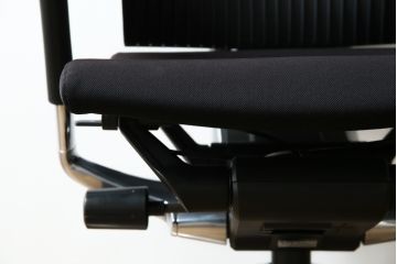 中古　イトーキ(ITOKI)　アルミミラー仕上げ　エラストマーバック　スピーナチェア(Spina)　高級感と快適性を兼ね備えたオフィスチェア(アームチェア、デスクチェア、回転チェア、椅子、イス)(定価約25万円)(R-084360)