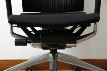 中古　イトーキ(ITOKI)　アルミミラー仕上げ　エラストマーバック　スピーナチェア(Spina)　高級感と快適性を兼ね備えたオフィスチェア(アームチェア、デスクチェア、回転チェア、椅子、イス)(定価約25万円)(R-084360)