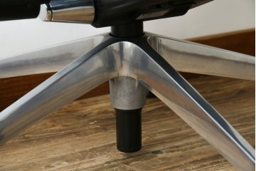 中古　イトーキ(ITOKI)　アルミミラー仕上げ　エラストマーバック　スピーナチェア(Spina)　高級感と快適性を兼ね備えたオフィスチェア(アームチェア、デスクチェア、回転チェア、椅子、イス)(定価約25万円)(R-084360)