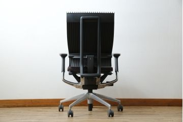 中古　イトーキ(ITOKI)　アルミミラー仕上げ　エラストマーバック　スピーナチェア(Spina)　高級感と快適性を兼ね備えたオフィスチェア(アームチェア、デスクチェア、回転チェア、椅子、イス)(定価約25万円)(R-084360)