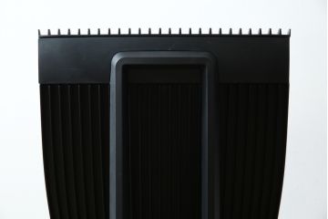 中古　イトーキ(ITOKI)　アルミミラー仕上げ　エラストマーバック　スピーナチェア(Spina)　高級感と快適性を兼ね備えたオフィスチェア(アームチェア、デスクチェア、回転チェア、椅子、イス)(定価約25万円)(R-084360)